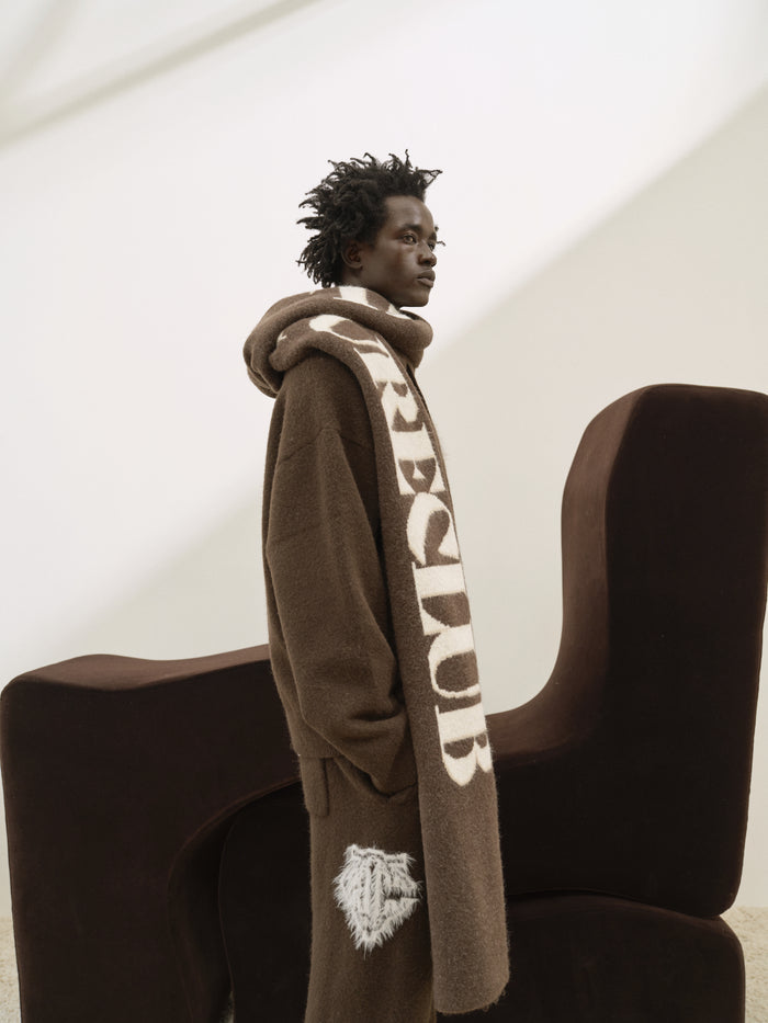 COPYRIGHT KNIT SCARF - BROWN