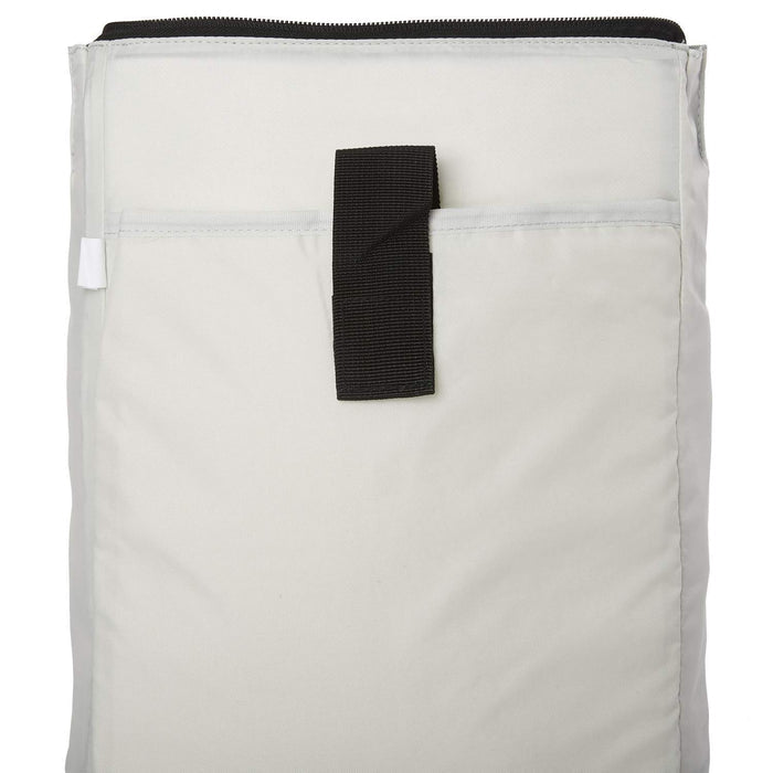Ela Mo™ Daypack Rucksack | Berry. Innenbereich des Rucksacks mit separatem Laptopfach.