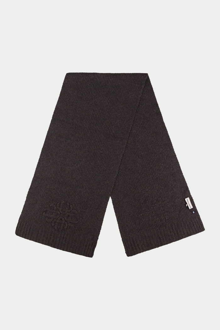 EMBLEM KNITTED SCARF - CHOCOLATE