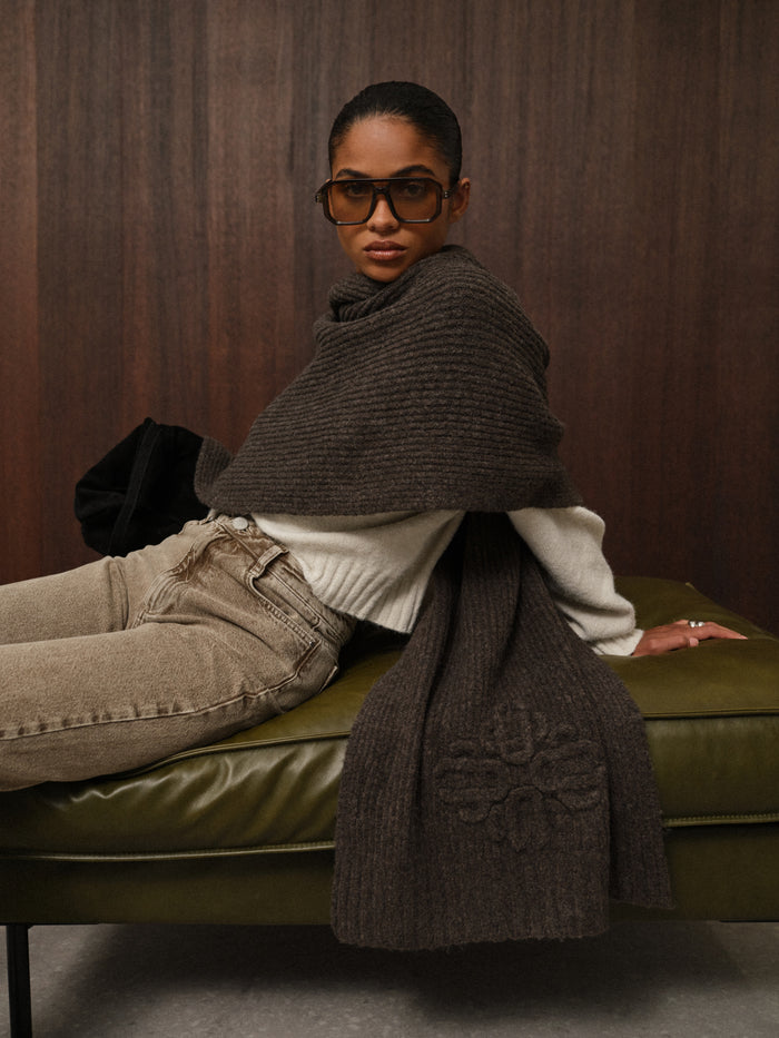 EMBLEM KNITTED SCARF - CHOCOLATE