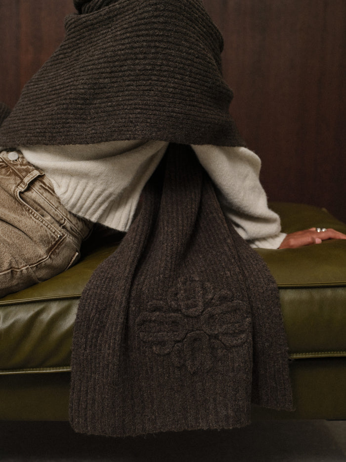 EMBLEM KNITTED SCARF - CHOCOLATE