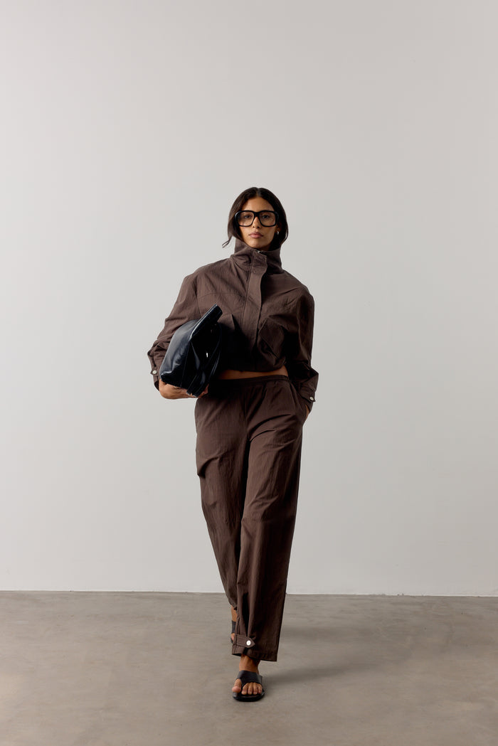 FUNNEL NECK SHELL JACKET - BROWN