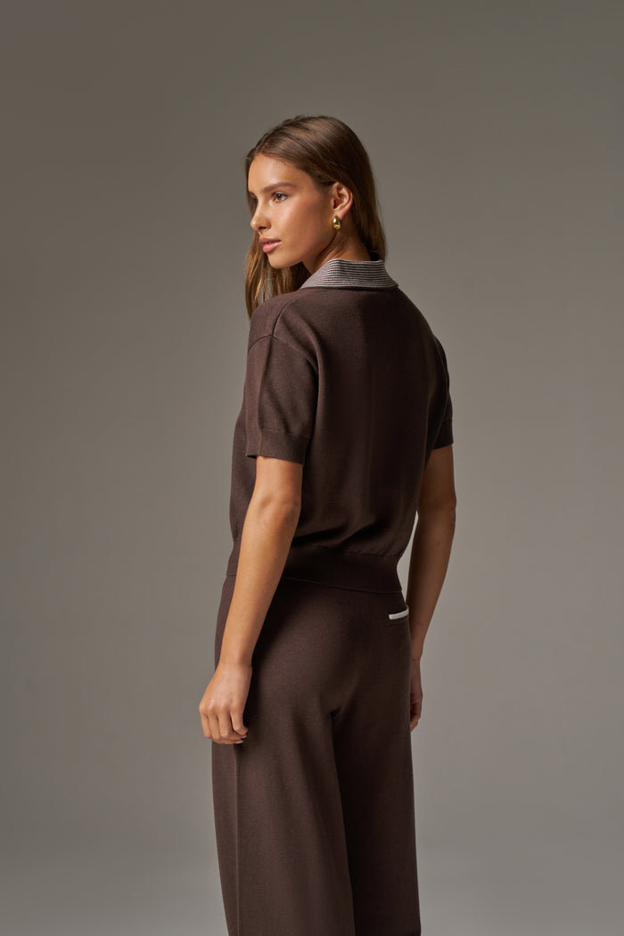 KNITTED COLLAR POLO TOP - BROWN