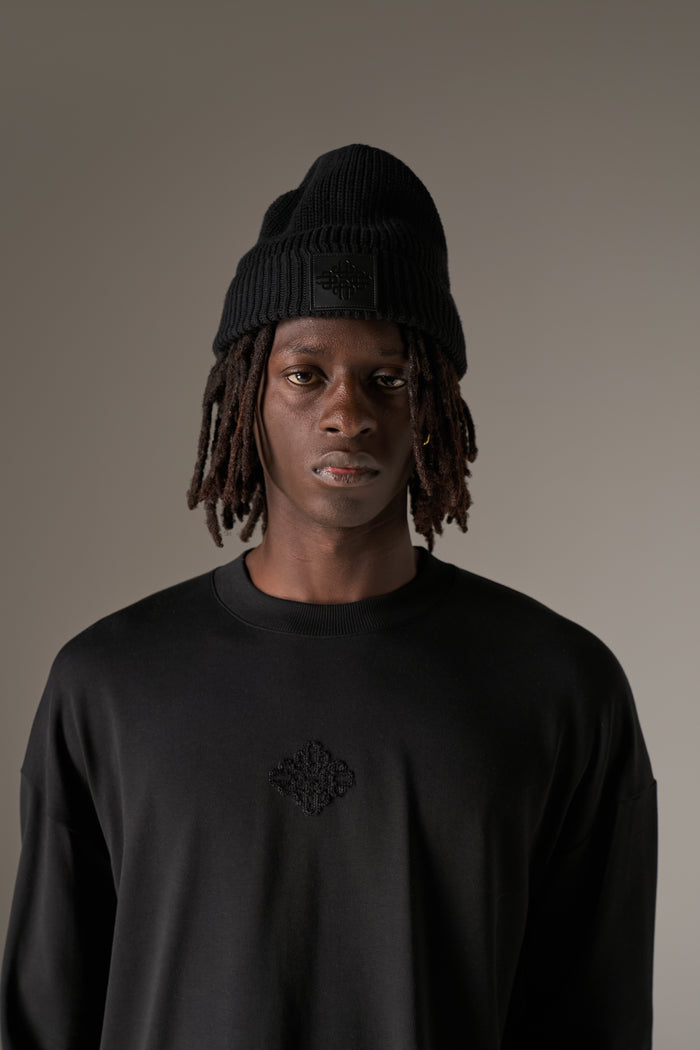 RIBBED EMBLEM BEANIE - BLACK