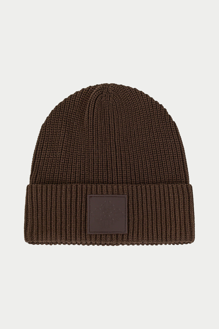 RIBBED EMBLEM BEANIE - BROWN