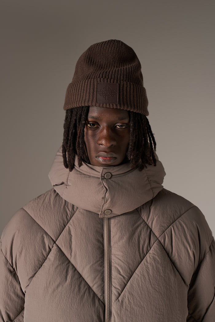 RIBBED EMBLEM BEANIE - BROWN