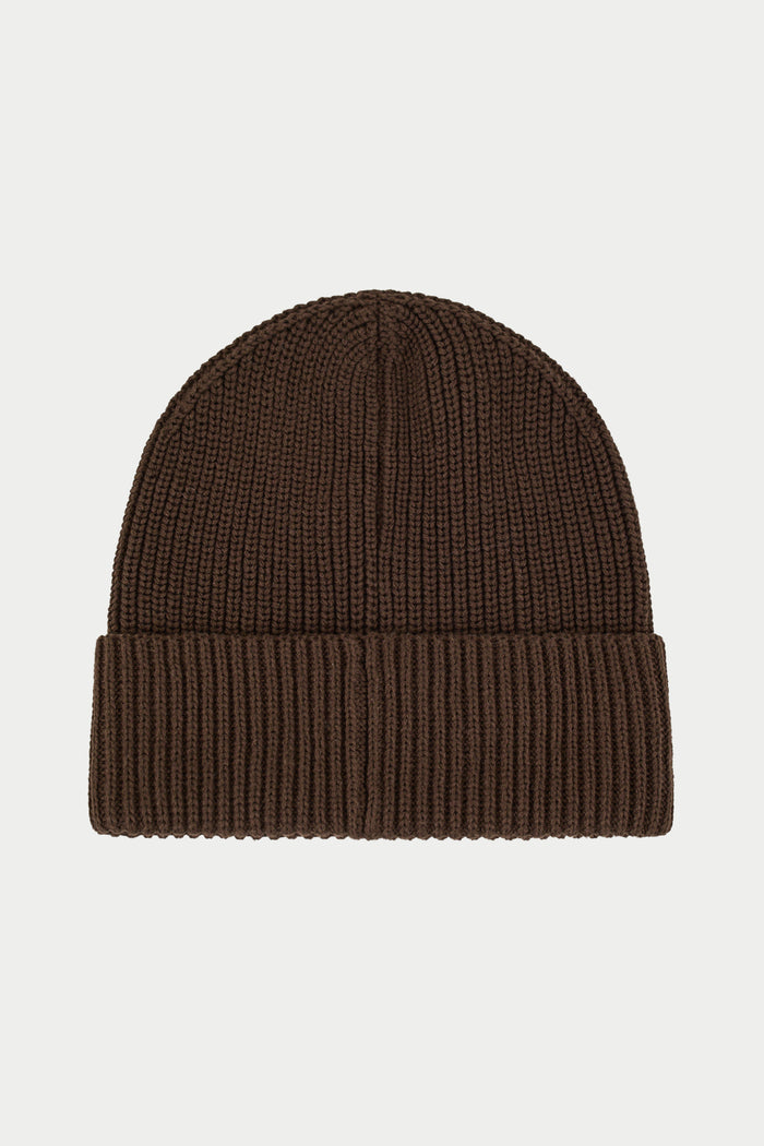 RIBBED EMBLEM BEANIE - BROWN